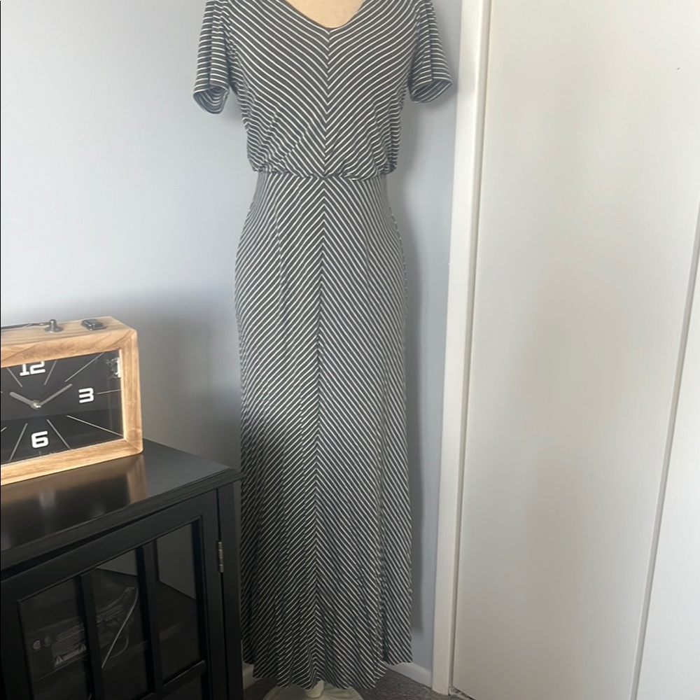 Monteau Gray V-Neck Dolman Sleeve Maxi Dress